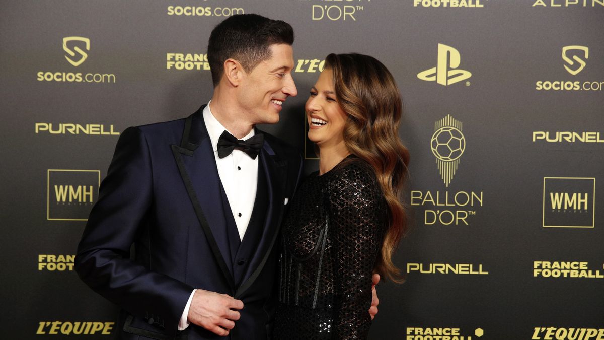 PAP/EPA / YOAN VALAT / Na zdjęciu: Robert Lewandowski z żoną Anną na gali Złotej Piłki