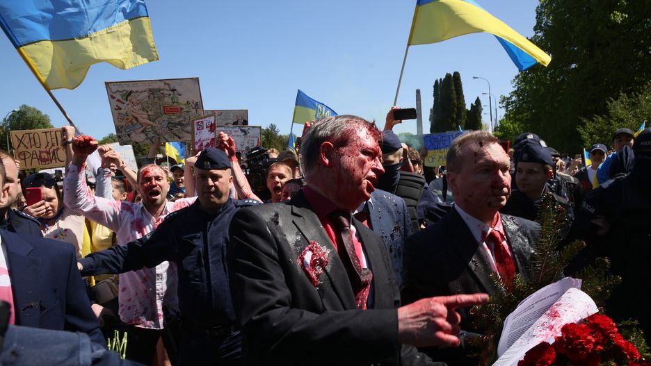 Siergiej Andriejew został oblany czerwoną farbą w Warszawie