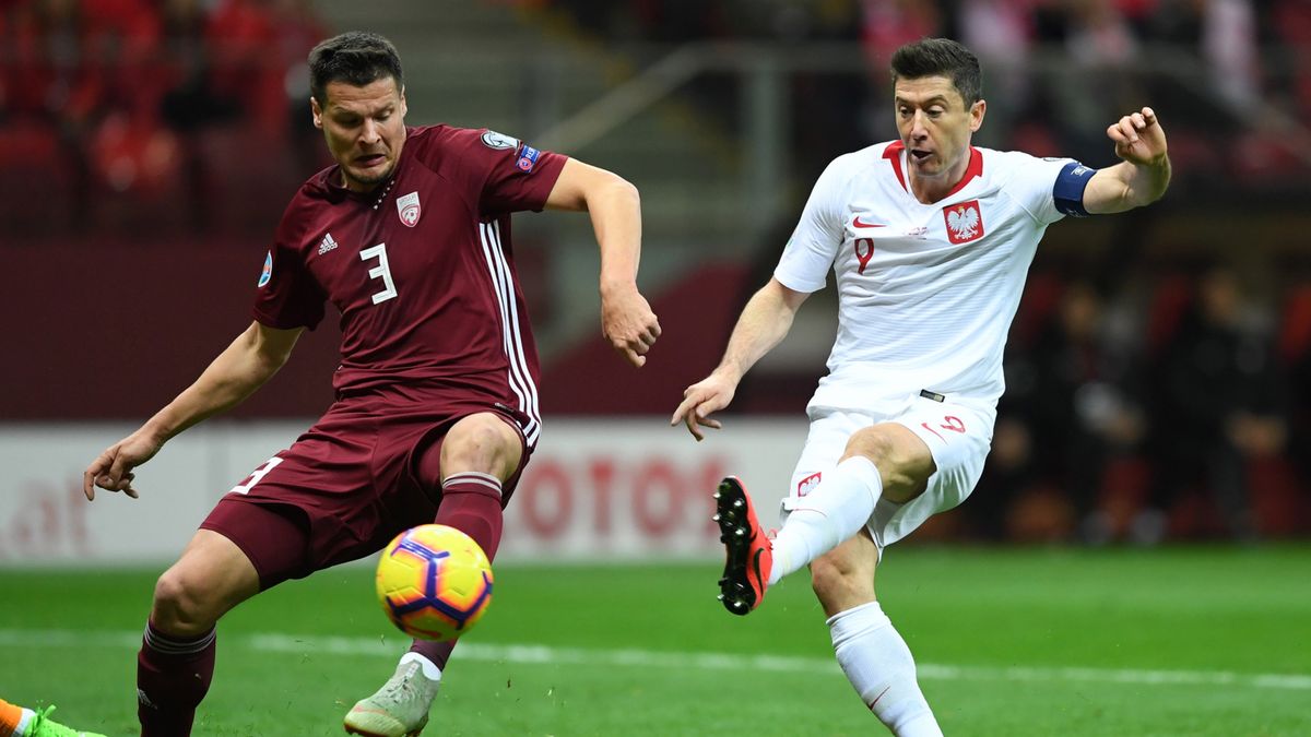 PAP / Piotr Nowak / Na zdjęciu: Marcis Oss (z lewej) i Robert Lewandowski