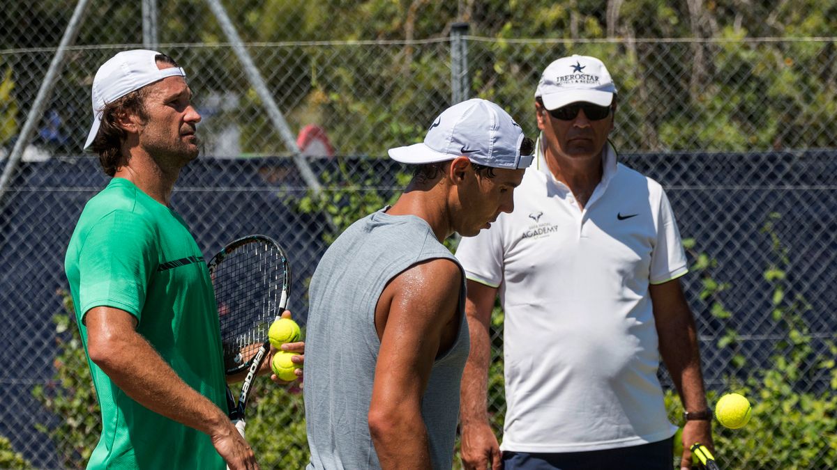Rafael Nadal (w środku) i jego szkoleniowcy - Carlos Moya (z lewej) i Toni Nadal