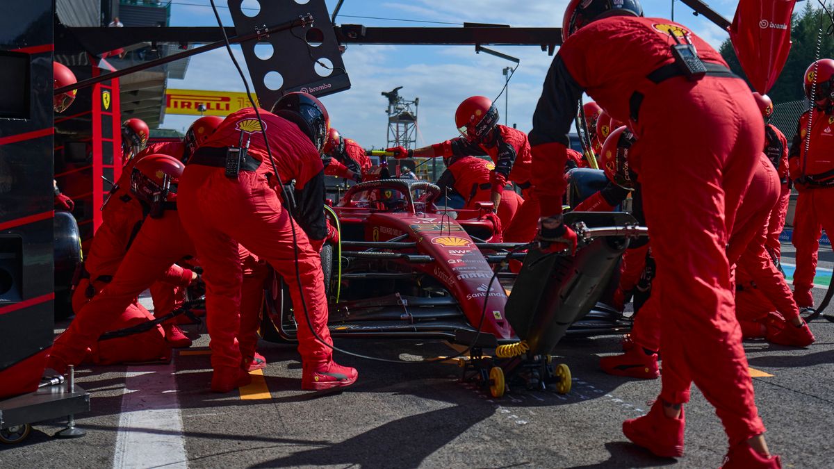 Materiały prasowe / Ferrari / Na zdjęciu: Carlos Sainz podczas pit-stopu