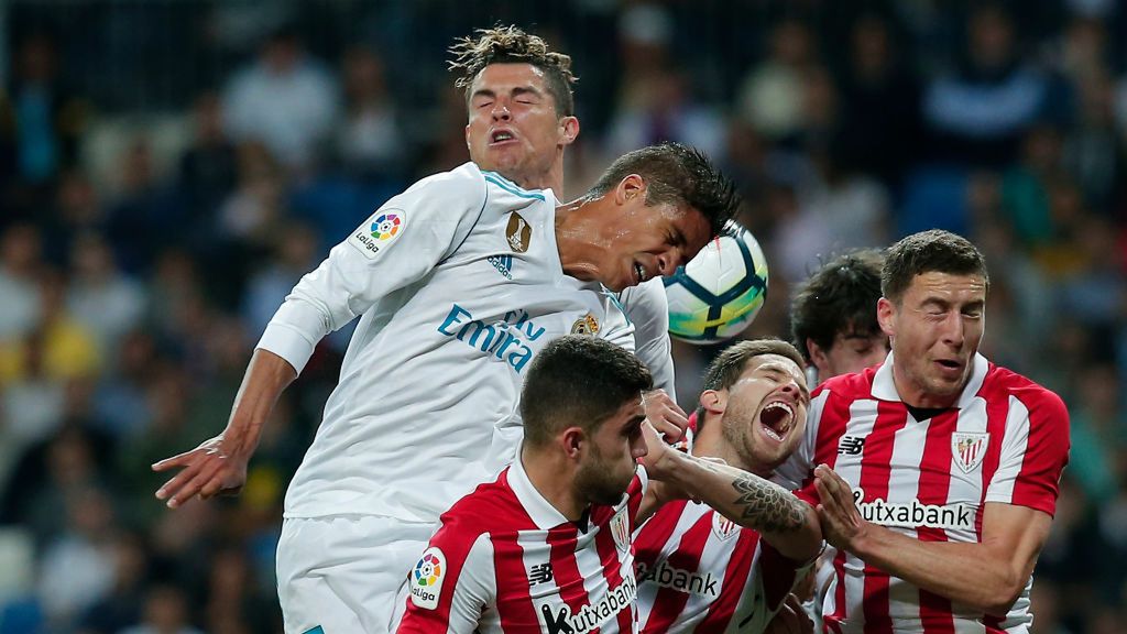Piłkarze Realu Madryt i Athletic Bilbao walczą o piłkę