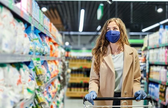 Już co drugi polski konsument powstrzymuje się od większych wydatków. Polacy nie rezygnują z zakupów online