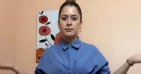 Włożyła taką sukienkę do pracy. Reakcja szefa to skandal