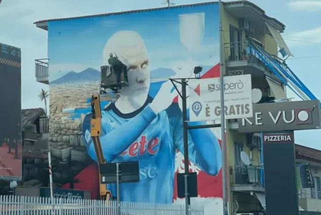 Mural Piotra Zielińskiego w Quarto. Fot. "calcionapoli.it".