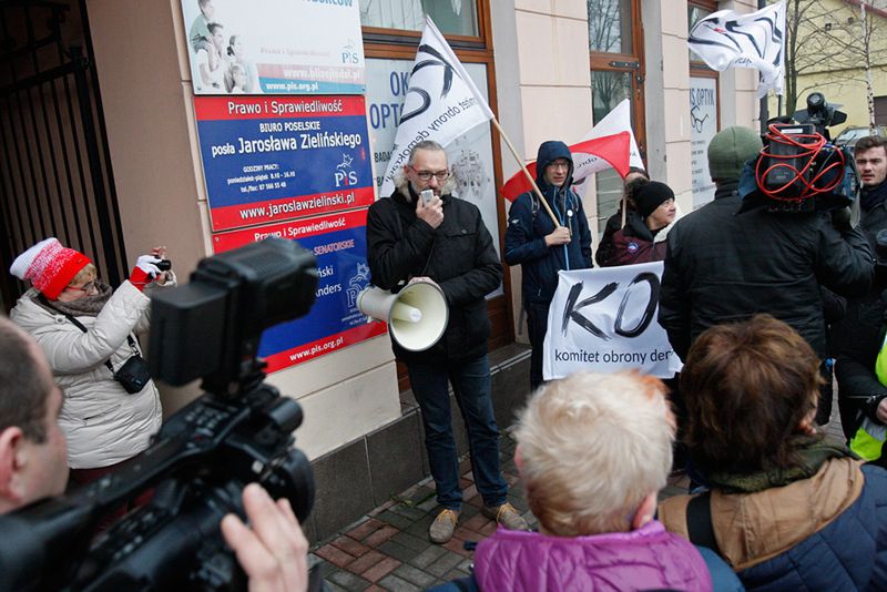 Protest KOD przed biurami parlamentarzystów PiS w Suwałkach