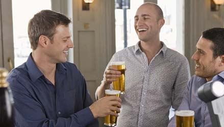 Komu alkohol najlepiej smakuje w pracy?