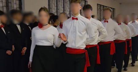 Patrzą tylko na jedno. Nagranie ze studniówki podbija sieć
