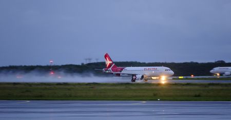 Polecieli na Wyspy Kanaryjskie. Bagaże zostały w Polsce. Teraz biuro się tłumaczy