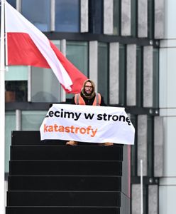 Koniec akcji policji w Warszawie. Aktywista zszedł z pomnika smoleńskiego