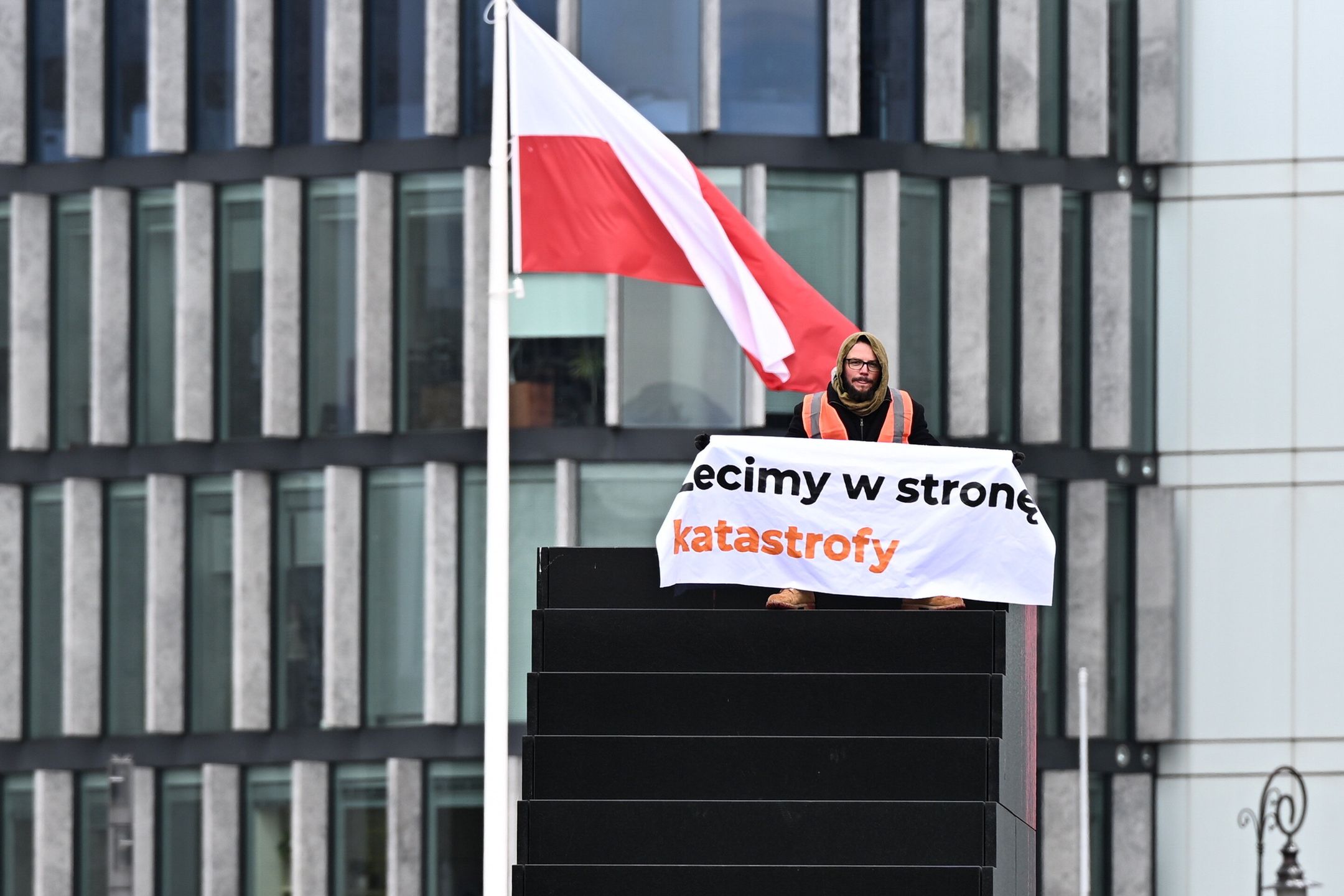 akcja Ostatniego Pokolenia
Radek Pietruszka
akcja, aktywizm klimatyczny, farba, happening, Ostatnie Pokolenie, plac, pomnik