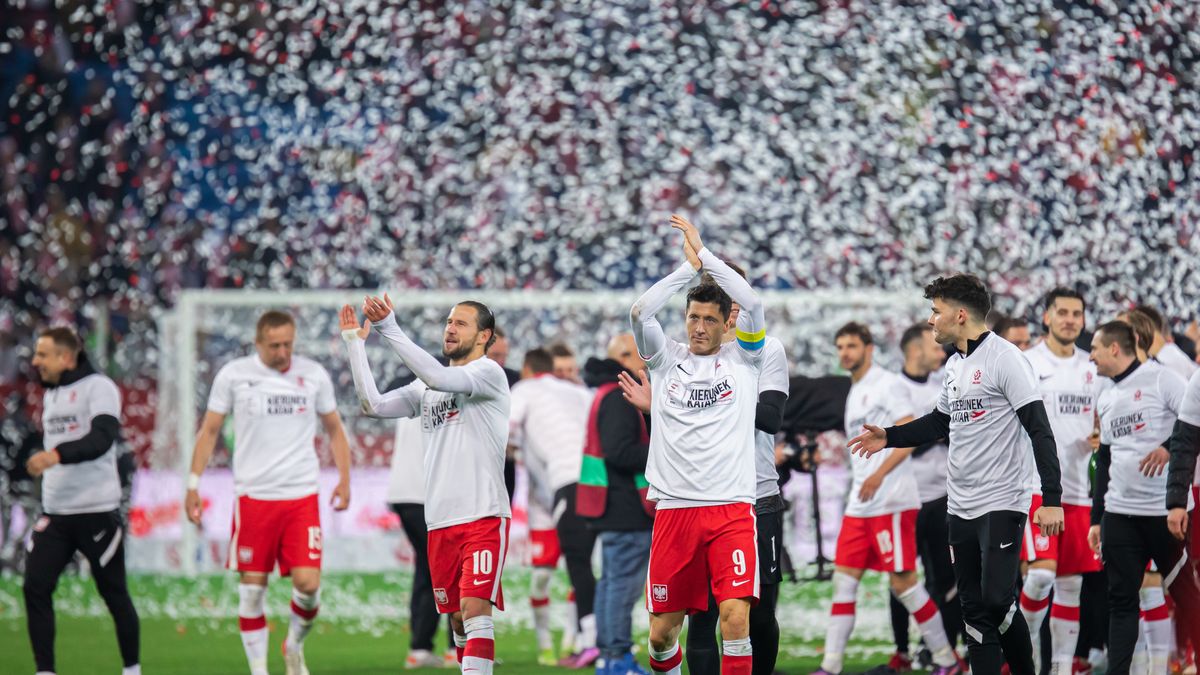 Na zdjęciu piłkarze reprezentacji Polski (m.in. Robert Lewandowski i Grzegorz Krychowiak) świętujący wygrany mecz ze Szwecją o udział w Mistrzostwach Świata