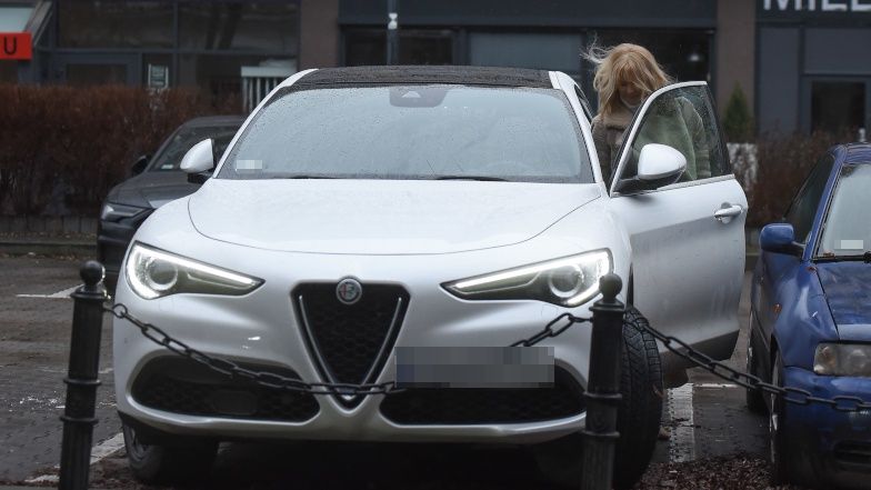 Grażyna Torbicka walczy z wiatrem na Marszałkowskiej 