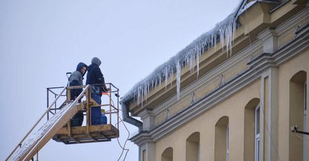 Uważajcie na nawisy śnieżne i sople zwisające z budynków w Lublinie. Strażacy nie pomogą w takich przypadkach