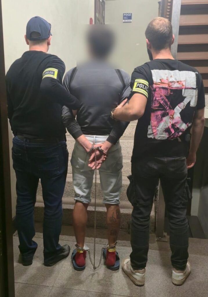 Poznań: Zatrzymani "odbieracy" w sprawie oszustwa na legendę. Pokrzywdzona straciła 50 tysięcy złotych