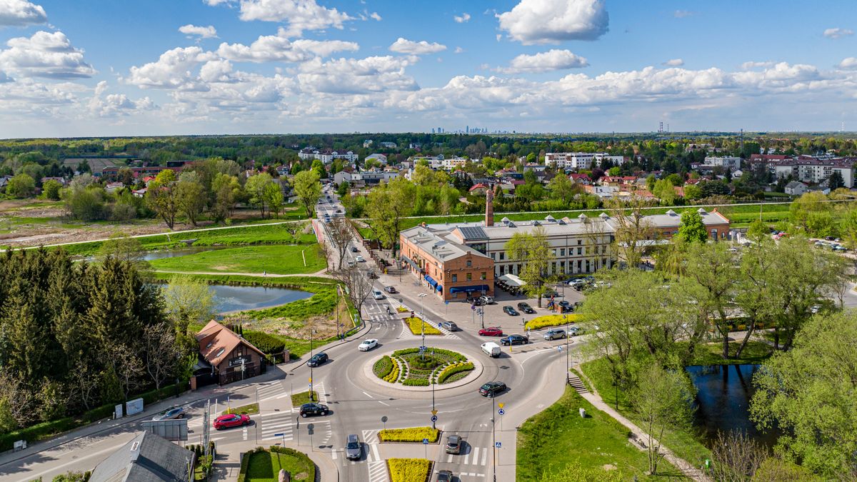 konstancin, stara papiernia, warszawa, warsaw, polska, poland, z drona, dron, z powietrza, z lotu ptaka, mazowsze, stolica, miasto, życie miejskie, zabudowania, architektura, urbanistyka, wieżowce, biurowce, korporacja, praca, biznes, centrum, budynki, ulice, samochody, przechodnie, niebo, chmury