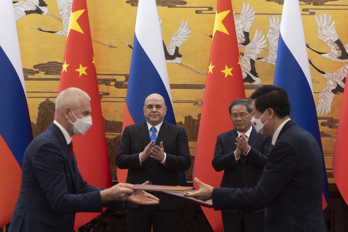 Premier Rosji Michaił Miszustin  i premier Chin Li Qiang  podpisują umowę w Pekinie