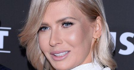 Edyta Pazura w odsłonie topless snuje refleksje pod deszczownicą