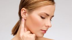 Guzek za uchem -  przyczyny, objawy i leczenie