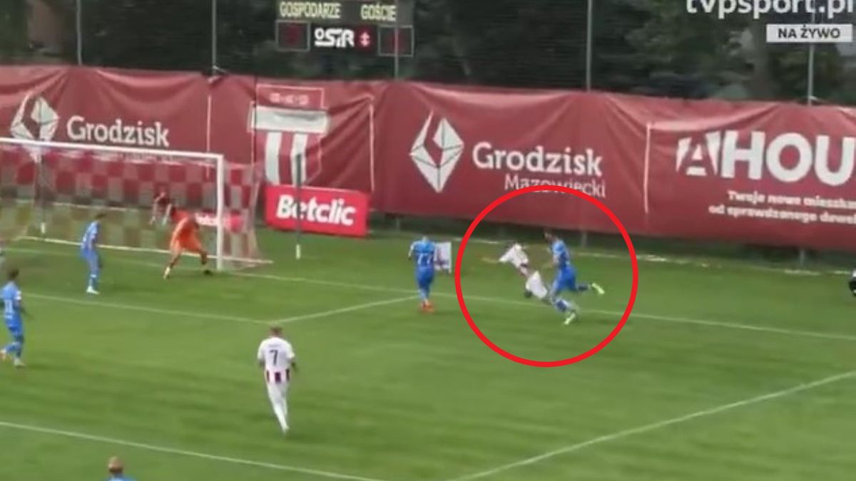 Twitter / x.com/sport_tvppl / Na zdjęciu: Rafał Adamski upada w polu karnym Stali Rzeszów