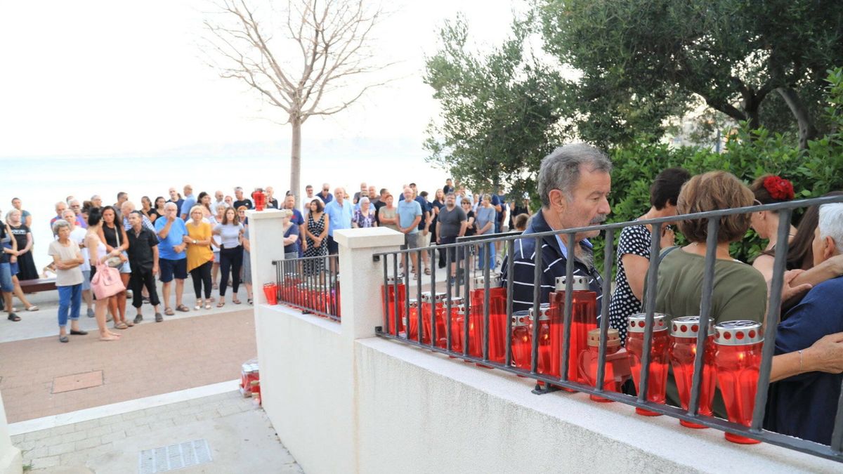 Śmierć Chorwata po konflikcie z Polakami. Media o kulisach tragedii. Na zdjęciu znicze ustawione przed domem, w którym mieszkał 67-letni Niksa Šodan