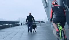 Biegaczka, rowerzysta i pies w reklamie sklepów Decathlon (wideo)