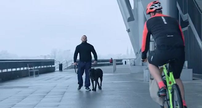 Biegaczka, rowerzysta i pies w reklamie sklepów Decathlon (wideo)