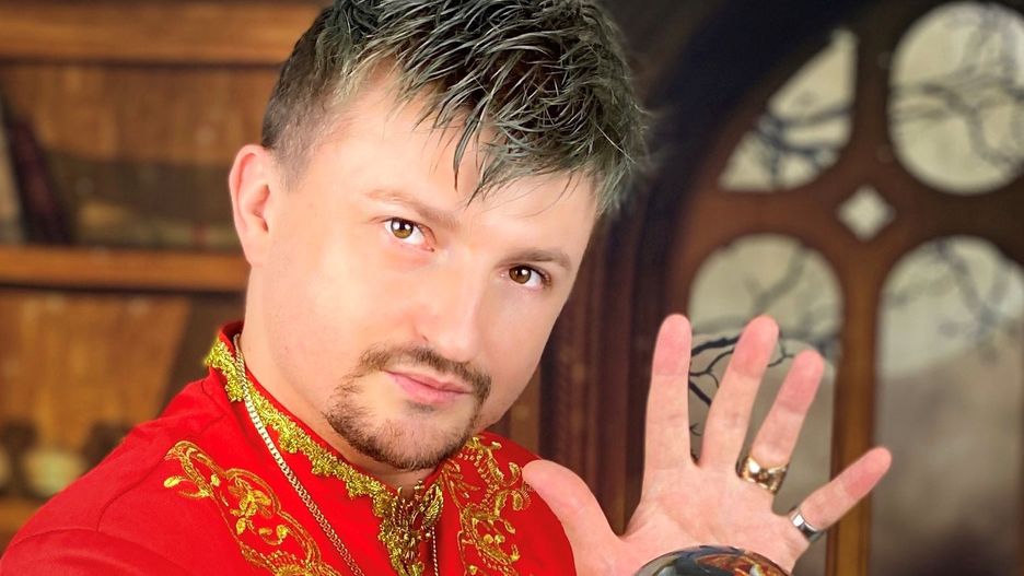 Łukasz Chariasz jest numerologiem, tarocistą i astrologiem