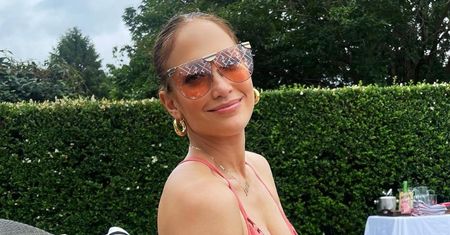 54-letnia Jennifer Lopez przyłapana przez paparazzi na plaży w bikini. Instagram vs rzeczywistość. Jest różnica? (FOTO)