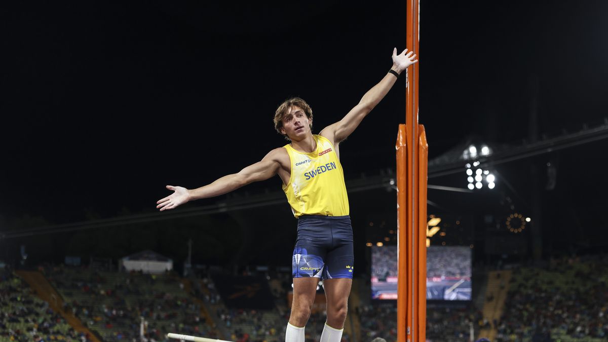 MUNICH, GERMANY - AUGUST 20: Gold medalist Armand Duplantis of Sweden celebrates at the Athletics - Men's Pole Vault Final on day 10 of the European Championships Munich 2022 at Olympiapark on August 20, 2022 in Munich, Germany. (Photo by Maja Hitij/Getty Images)
