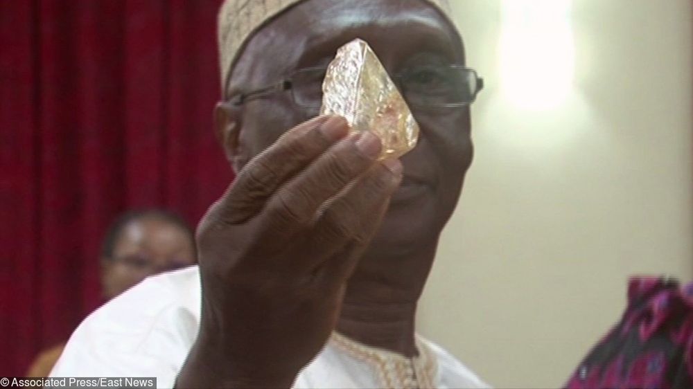 minister rządu Sierra Leone trzyma w ręku znaleziony diament