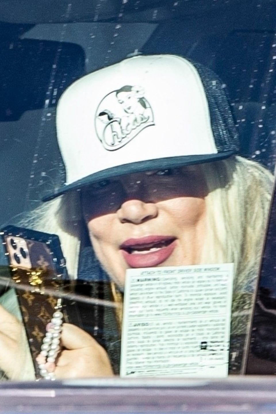 Tori Spelling strzela groźne miny