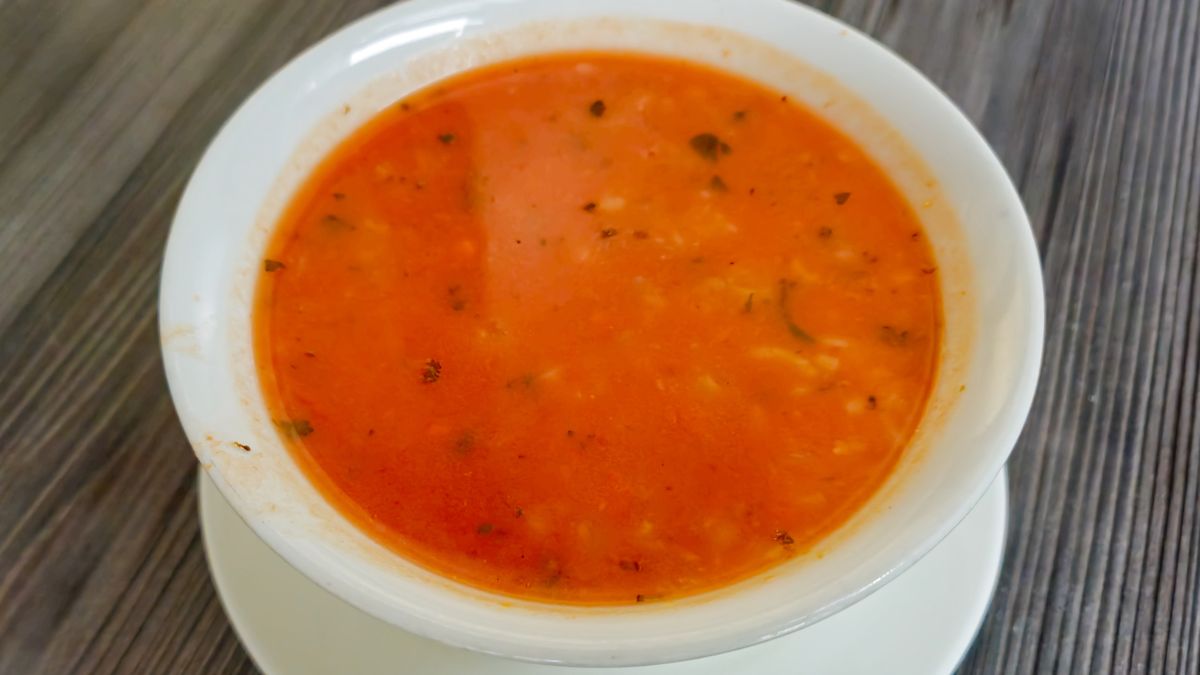 Zupa pomidorowa z ryżem czy z makaronem? Która jest zdrowsza?