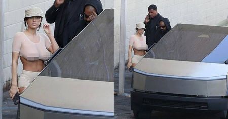 Bianca Censori w prześwitującym topie i zakapturzony Kanye West NIE POTRAFIĄ otworzyć drzwi do Tesli za 5 milionów złotych (ZDJĘCIA)