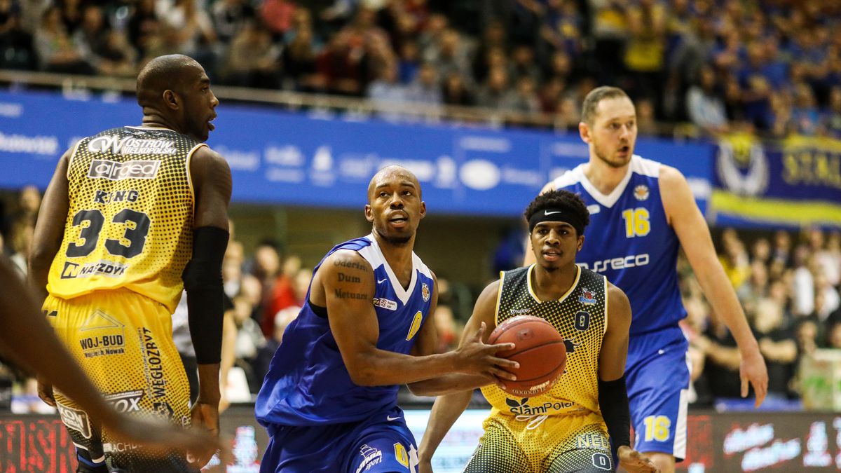 Newspix / Weronika Kuzma / Na zdjęciu: James Florence (z piłką) i Mike Scott