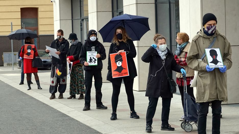 Szczecin, 14.04.2020. Uczestnicy kolejkowego "Czarnego Protestu", 14 bm. w Szczecinie. Jest to akcja przeciwko zaostrzeniu prawa aborcyjnego i kar za edukację seksualną. Protestujący ustawili się w kolejce do sklepu aby nie łamać zakazu zgromadzeń. (aldg) PAP/Marcin Bielecki
