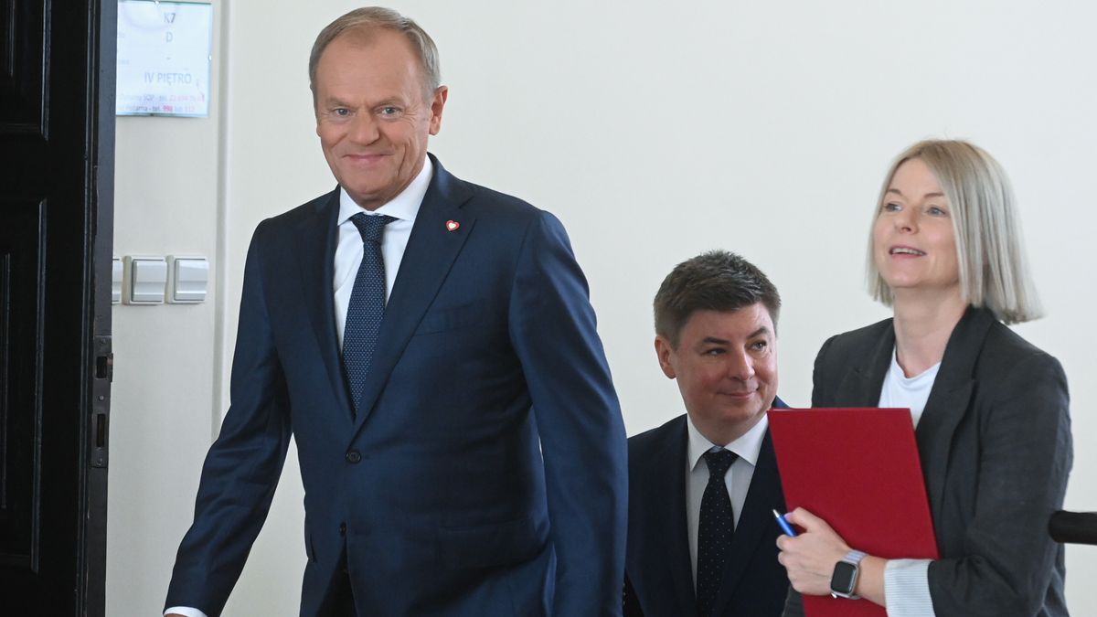 Warszawa, 21.05.2024. Premier Donald Tusk (L), szef KPRM Jan Grabiec (C) i przed posiedzeniem rządu w KPRM w Warszawie, 21 bm. Na posiedzeniu ukończony zostanie projekt ustawy o komisji ds. wpływów rosyjskich (ad) PAP/Piotr Nowak