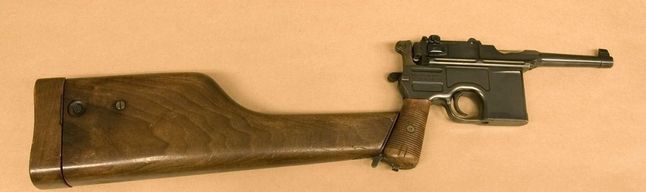 Pistolet Mauser C96 z dołączoną kaburą, pełniąca też rolę kolby