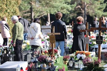 Katowice: Wszystkich Świętych. Tłumy na cmentarzu przy ulicy Murckowskiej