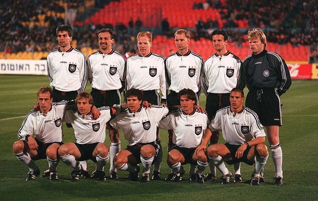 Dariusz Wosz (drugi z prawej w dolnym rzędzie) w drużynie mistrzów Europy z 1996 roku / fot. Ruediger Fessel/GettyImages