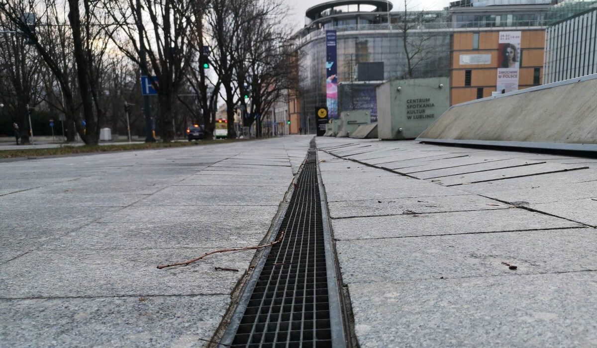 Zapadnięty chodnik przy Placu Teatralnym