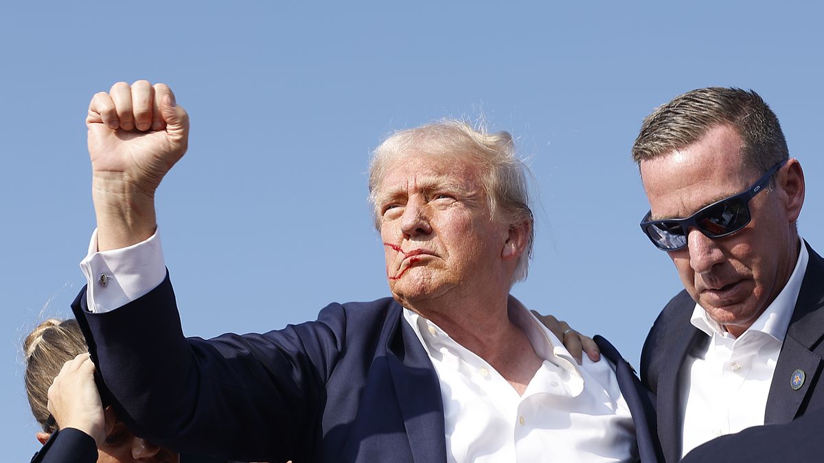 Były prezydent USA Donald Trump po zamachu w sobotę