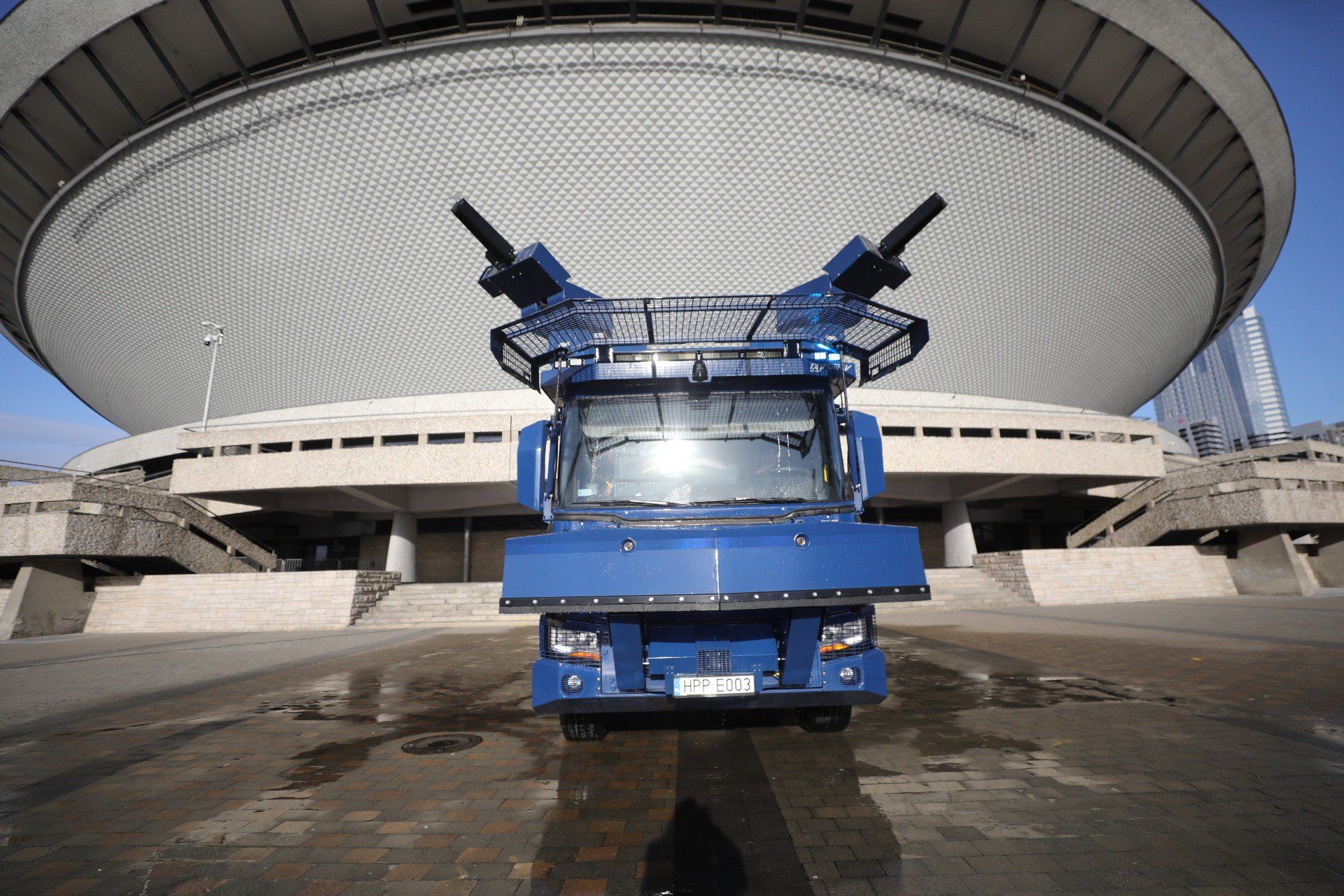 Nowe radiowozy dla śląskiej policji. 72 hybrydowe Kia Niro trafiły do funkcjonariuszy. Uroczyste przekazanie pod Spodkiem