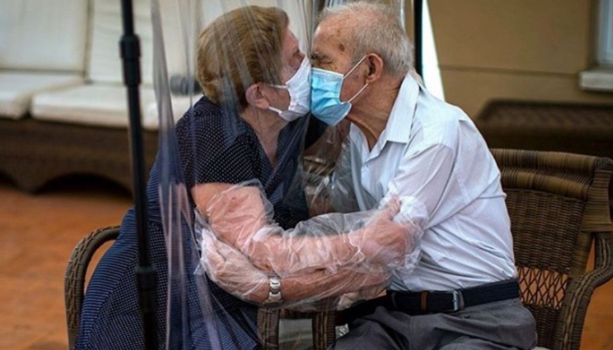 "Pocałunek po 100 dniach izolacji". Rozczulająca fotografia