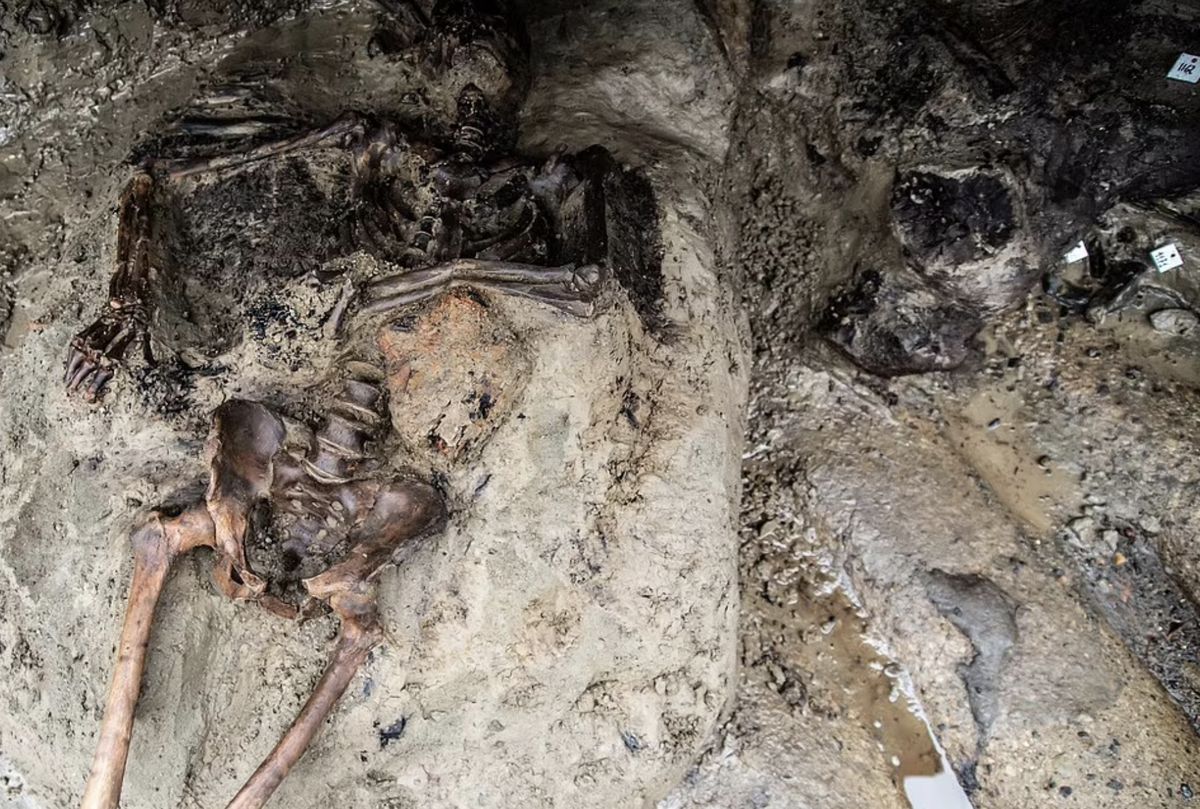 Mężczyzna, którego szkielet archeolodzy odkryli podczas wykopalisk w okolicach Wezuwiusza, zapewne umarł, patrząc na śmiercionośny żywioł. Stanął oko w oko ze śmiercią (Getty Images)