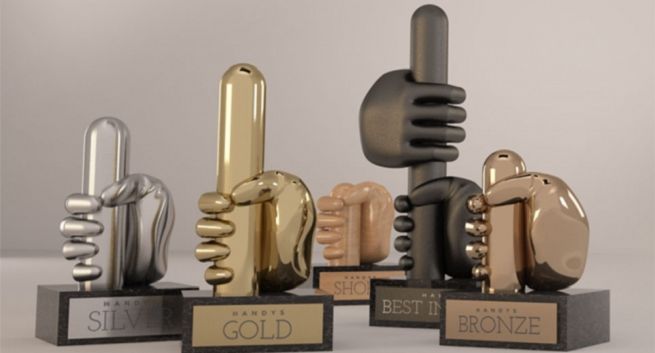 Handy Awards obśmiewają festiwalowe zadęcie branży reklamowej. Co na to polscy marketingowcy?