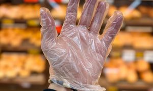 Macają pieczywo i go nie kupują. Sieci handlowe reagują