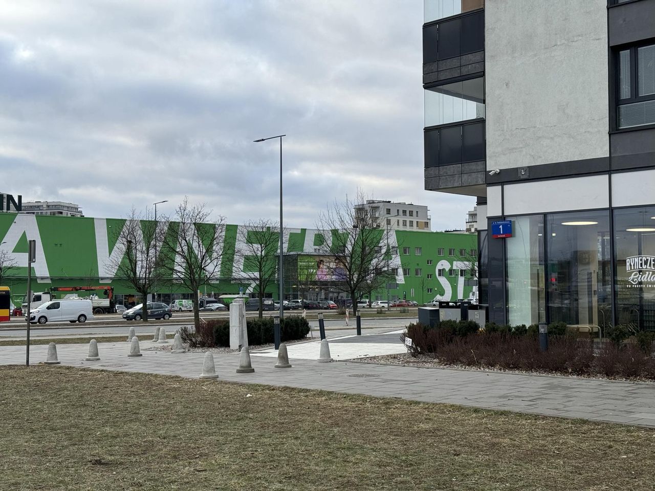 Słupki postawione z drugiej strony drogi pożarowej