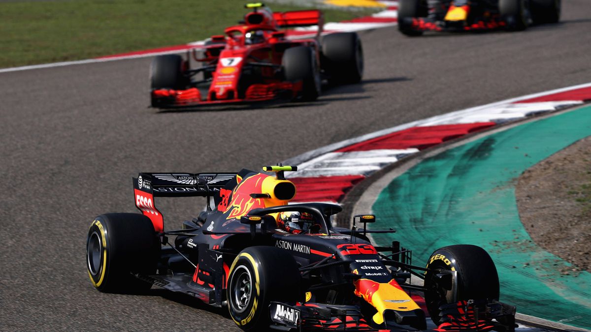 Max Verstappen przed Kimim Raikkonenem