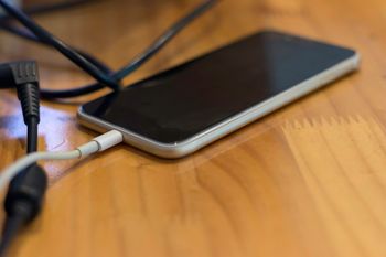 Ładujesz telefon w taki sposób? Możesz doprowadzić do pożaru